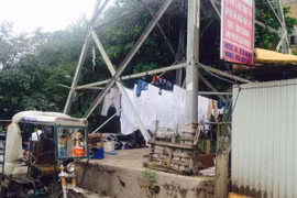 Phơi quần áo dưới trụ điện ở khu dân cư Đầm Trấu, Hà Nội