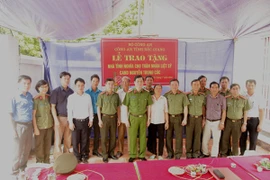 Trao nhà tình nghĩa tặng thân nhân liệt sỹ Công an nhân dân