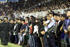 VFF cảnh cáo và phạt HAGL 10 triệu đồng vụ “vỡ sân“