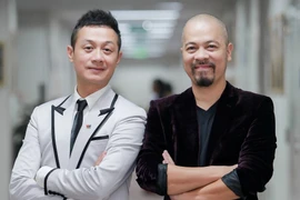 Nhà thiết kế Đức Hùng bảnh bao đọ dáng với MC Anh Tuấn