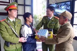 Dữ liệu dùng chung của Công an Hà Nội giúp bé trai lạc đường tìm lại người thân