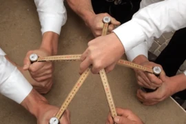 Choáng váng: Video mở bia siêu “độc”, một lần được cả 5 chai!