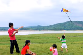 Trẻ nghỉ hè, bố mẹ đau đầu vì “chơi đâu? ai trông?”