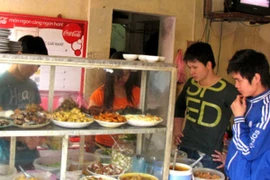 Quán ăn bình dân: "Khuất mắt trông coi", thực khách xơi thức ăn thừa, bẩn