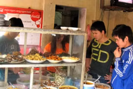 Quán ăn bình dân: "Khuất mắt trông coi", thực khách xơi thức ăn thừa, bẩn