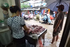 Cảnh người Hà Nội khốn khổ "vật lộn" giữa "biển" nước