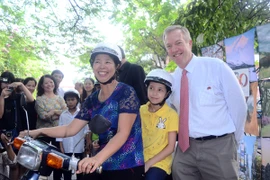 Đại sứ Mỹ tại Việt Nam Ted Osius tặng mũ bảo hiểm các em Làng trẻ em SOS Hà Nội