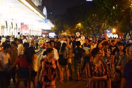 Người dân nô nức đi xem pháo hoa mừng Quốc khánh