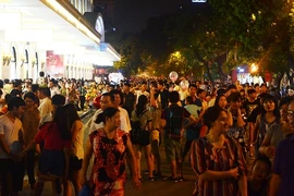 Người dân nô nức đi xem pháo hoa mừng Quốc khánh