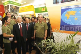 Tổng Bí thư thăm gian trưng bày của lực lượng CAND tại Triển lãm 70 năm thành tựu kinh tế-xã hội