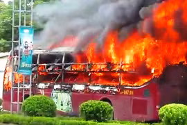 Dừng ăn trưa, xe khách giường nằm bốc cháy dữ dội