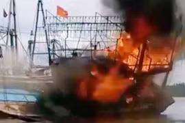 Đánh chìm để cứu tàu cá tiền tỷ bị cháy