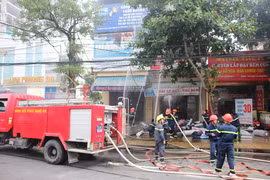 Huy động 6 xe cứu hỏa dập đám cháy ở cửa hàng kinh doanh đệm