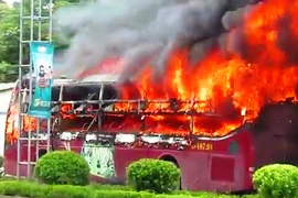 Dừng ăn trưa, xe khách giường nằm bốc cháy dữ dội