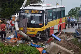 Lái xe ôm bị xe buýt hất văng xuống sông, tử vong