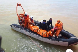 Đội thợ lặn tìm thấy 1 thi thể thuyền viên trong con tàu bị lật úp