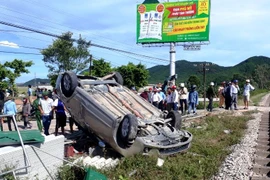 Tàu hỏa tông nát ô tô, 4 người thương vong