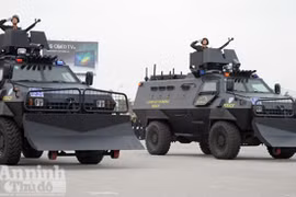 Cận cảnh những trang thiết bị "khủng" của Cảnh sát cơ động Hà Nội