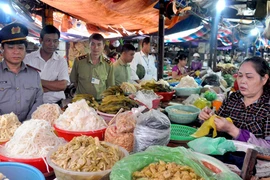 "Chủ tịch phường phải đi kiểm tra ATTP, không được đút chân gầm bàn"