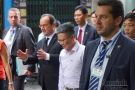 Tổng thống Pháp cùng Giáo sư Ngô Bảo Châu thả bộ trên phố cổ Hà Nội