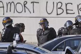 Tòa án Tối cao Pháp cấm dịch vụ taxi Uber giá rẻ