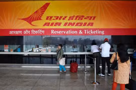 Tiếp viên quá béo bị ngừng bay