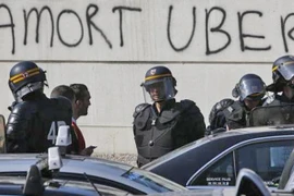 Tòa án Tối cao Pháp cấm dịch vụ taxi Uber giá rẻ