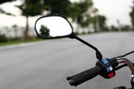 Khi người dân mạo hiểm tính mạng với… chiếc gương xe