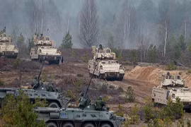 Đoàn xe thiết giáp Mỹ hành quân hơn nghìn dặm thị uy Nga 