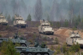 Đoàn xe thiết giáp Mỹ hành quân hơn nghìn dặm thị uy Nga 