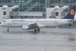 Máy bay Đức bay vòng quanh sân bay 90 phút không dám hạ cánh