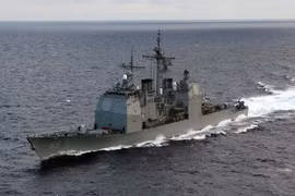 Su-30 Nga quần thảo trên đầu tàu chiến Mỹ