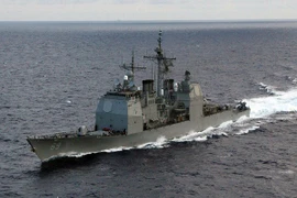 Su-30 Nga quần thảo trên đầu tàu chiến Mỹ