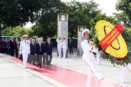 Lãnh đạo Đảng, Nhà nước viếng lăng Bác và tưởng niệm Anh hùng liệt sỹ