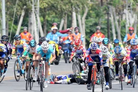 Nguy hiểm rình rập trên đường đua xe đạp