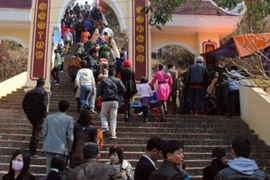 Thuê khấn, lễ đầu năm: Mất tiền mua phiền toái