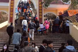 Thuê khấn, lễ đầu năm: Mất tiền mua phiền toái