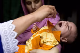 Không cho con đi tiêm chủng, 513 phụ huynh bị bắt