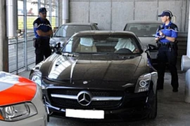 Nộp phạt 1 triệu USD vì chạy xe quá tốc độ