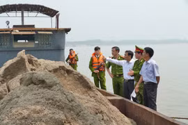 Một ngày bắt 2 vụ, 4 tàu khai thác cát trái phép