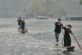 Đua thuyền độc mộc trên Ba Bể
