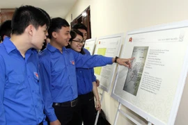 Trao tặng Trung ương Đoàn TNCS Hồ Chí Minh bộ tư liệu chủ quyền biển đảo 