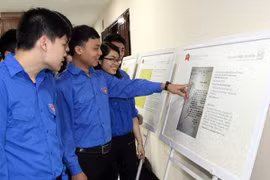 Trao tặng Trung ương Đoàn TNCS Hồ Chí Minh bộ tư liệu chủ quyền biển đảo 