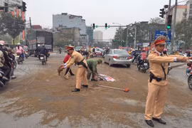 Dầu tràn ra đường, CSGT khẩn trương quét dọn