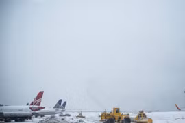Băng giá tại Mỹ khiến gần 1.000 chuyến bay bị hủy