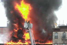 Nổ lớn làm sập 2 tòa nhà ở New York