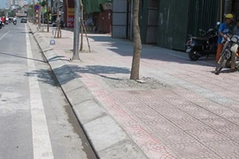 Không dùng tiền ngân sách sửa vỉa hè bị hỏng