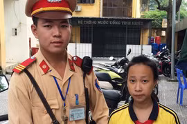 CSGT đến tận trường trao trả lại cặp đánh rơi