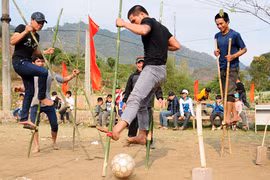 Đấu bóng trên những đôi chân “tre”