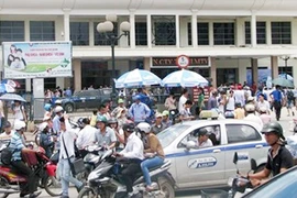 “Xe ôm” đua nhau “chặt chém” khách